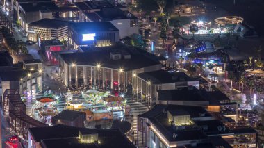 Waterfront genel bakış Jumeirah Beach Residence Jbr silueti ışıklı bina ile hava gece timelapse. Dükkanlar, restoranlar ve trafik ile yukarıdan diğer eğlence