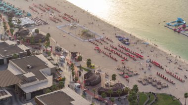 Rıhtıma genel bakış Jumeirah Beach Residence Jbr silueti yat ve tekneler ile havadan timelapse. Yukarıdan mağazalar, restoranlar ve diğer eğlence