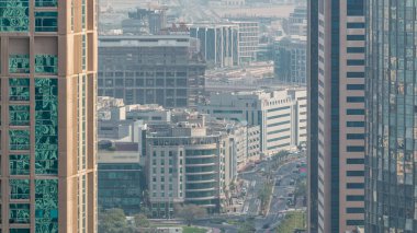 Büyük bir şehir zaman atlamalı bir yol kavşağı havadan görünümü. Araba ve tramvay ile Bae Dubai Marina ve Media şehir bölgesikentsel manzara