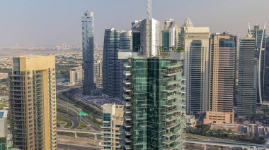 Dubai Marina ve Jlt akşam timelapse havadan üst görünümü. Dubai, Bae'de gün batımından önce gökdelenler. Modern kuleler ve yolda trafik