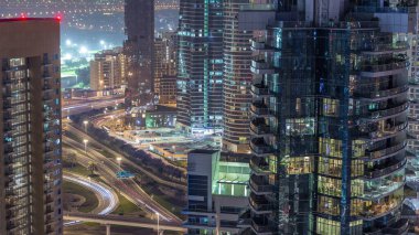 Büyük bir şehirde gece zaman atlamalı bir yol kavşağı havadan görünümü. Araba ve metro ile Bae Dubai Marina ve Jlt ilçe Kentsel manzara