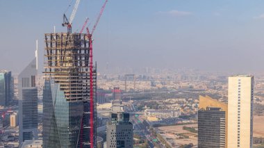 Sheikh Zayed Road ve Difc'nin Dubai, Bae'deki binalarının ufuk çizgisi görünümü. Finans merkezi ve şehir merkezinde şantiye ile modern kuleler ve gökdelenler