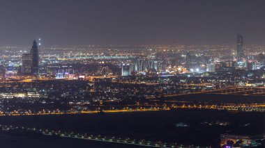 Creek ve Zabeel ilçe gece saat trafik ve Şehir Dubai'den bina ile hava görünümü. Deira arka planda. Işıklı gökdelenler