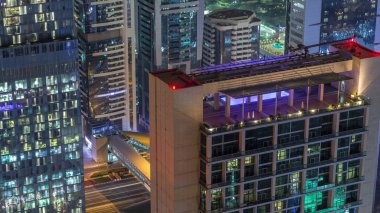 Sheikh Zayed Road ve Difc hava gece zaman aşımına Dubai, Bae yakınındaki binaların Silueti. Finans merkezi ve şehir merkezinde modern kuleler ve ışıklı gökdelenler
