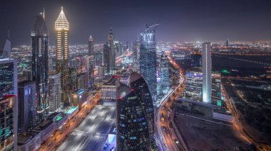 Sheikh Zayed Road ve Difc hava gece zaman aşımına dubai, Bae yakınındaki binaların panoramik silueti. Finans merkezi ve şehir merkezinde modern kuleler ve ışıklı gökdelenler