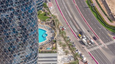 Al Saada caddesinde, Dubai, BAE 'deki DIFC zaman çizelgesi yakınlarındaki kavşak trafiğinin Skyline görüntüsü. Finans merkezindeki gökdelenler şehir merkezindeki yukarıdan hava manzarası