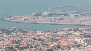 Dubai adam havadan görünümü Daria Island, Dubai, Birleşik Arap Emirlikleri yaptı. Yukarıdan akşam görünümü