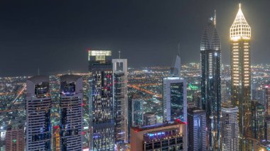 Sheikh Zayed Road ve Difc hava gece zaman aşımına dubai, Bae yakınındaki binaların panoramik silueti. Finans merkezi ve şehir merkezinde modern kuleler ve ışıklı gökdelenler
