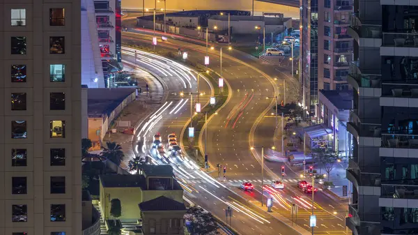 Dubai Yat Limanı ve Jbr hava timelapse, BAE arasında eğimli yolda gece trafik. Modern gökdelenler ve Binalar. Üstten Görünüm