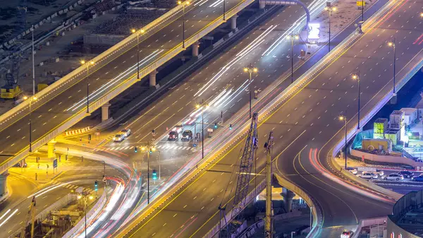 Dubai şehir merkezine karayolu hava timelapse meşgul bir kavşakta trafik gece. Çatı mall yakınındaki üzerinden görüntülemek