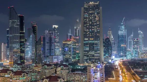 Dubai'de şehir merkezi ve finans bölgesine havadan görünüm, ışıklı gökdelenler ve otoyollar ile Birleşik Arap Emirlikleri.