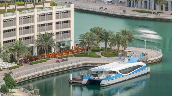 Dubai Marina Havaalanı 'nda su taksisiyle rıhtım gezintisi. Kanalda yüzen tekne ve yatlar. Dubai, Birleşik Arap Emirlikleri