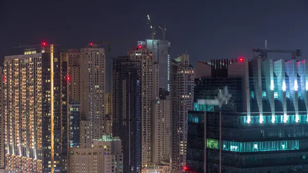 Muhteşem Dubai marinası ve Jlt gökdelenlerinin çatı katı manzarası, Dubai, Birleşik Arap Emirlikleri. Yukarıdan ışıklı kuleler