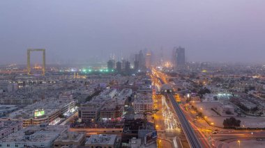 Kum fırtınası sırasında Dubai şehir manzarası gece geçiş timelapse, Gökdelenler ve Zabeel ilçe, Birleşik Arap Emirlikleri yolda trafik havadan görünümü