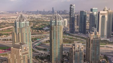 Dubai Marina gökdelenleri ve Jumeirah göl kuleleri Birleşik Arap Emirlikleri 'nin en üst düzey hava zaman aralığından görünüyor. Yol ve yol ayrımında trafik