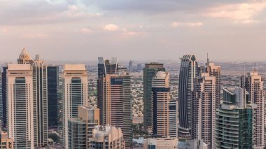 Dubai Marina gökdelenleri ve Jumeirah göl kuleleri Birleşik Arap Emirlikleri 'nin en üst düzey hava zaman aralığından görünüyor. Yolda trafik vardı.
