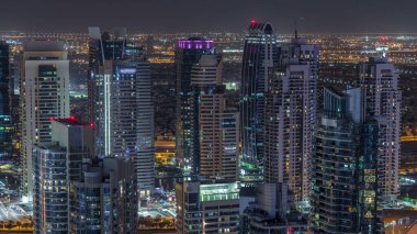 Dubai Marina, gökdelenleri ve Jumeirah göl kulelerini aydınlattı. Birleşik Arap Emirlikleri 'nin en üst düzey hava gece zaman çizelgesinden. Yolda trafik vardı.