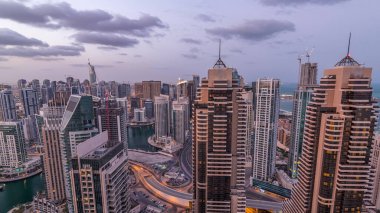 Dubai Marina, Birleşik Arap Emirlikleri 'nde gökdelenleri ve Jumeirah göl kulelerini aydınlatmıştır. Yolda trafik vardı.