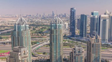 Dubai Marina gökdelenleri ve Jumeirah göl kuleleri Birleşik Arap Emirlikleri 'nin en üst düzey hava zaman aralığından görünüyor. Yolda trafik vardı.