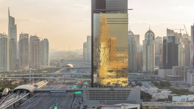 Dubai Marina ve Jlt gün batımı sırasında dubai, Bae gökdelenlerin hava timelapse üst görünümü. Şeyh zayed yol ve metro hattı üzerinde modern kuleler ve trafik