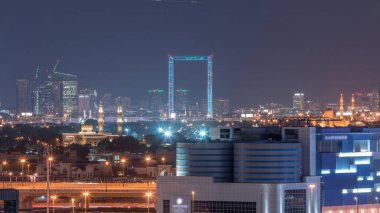 Şehrin gökdelenleri, Zabeel ve Deira 'daki parlak yolları ve gökdelenleri ile gece vakti Business Bay, Dubai, Birleşik Arap Emirlikleri' ndeki hava zaman çizelgesi.