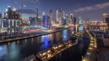 İnşaat halindeki gökdelenlerin hava panoramik görüntüsü. Vinçler ve villalar, iş sahası ve şehir merkezi, Dubai, Birleşik Arap Emirlikleri zaman çizelgesi.