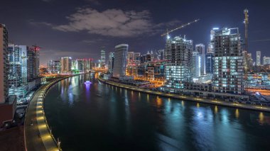 Gece şehrin panorama 'sı, inşa ve güzel yansımalarla birlikte, Dubai, Birleşik Arap Emirlikleri' ndeki Business Bay, Dubai 'de.