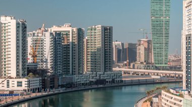 Büyük gökdelenlerin havadan görünüşü ve Business Bay, Dubai, Birleşik Arap Emirlikleri zaman çizelgesinde kanal yakınları..