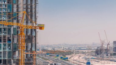 Dubai ufuk çizgisi yollarda trafik ve modern şantiyeli vinçlerle Business Bay, Dubai, Birleşik Arap Emirlikleri 'nde hava zaman çizelgesi