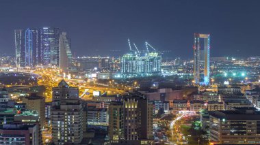 Gökdelenleri olan aydınlık şehir panoraması ve anıtın ışıkları Finansal Merkezi 'nde ve Zabeel İlçesi, Dubai, Birleşik Arap Emirlikleri