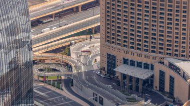 Zaman atlamalı yoğun trafik ve gökdelenler ile Dubai şehir caddesi. Alışveriş merkezi havadan manzaralı modern yol ve kentsel binalar. Şeyh Muhammed bin Reşid Blvd