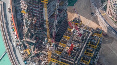 Dubai şehir hava timelapse, Birleşik Arap Emirlikleri yeni modern gökdelen inşaat ilerleme. Şehir merkezinde vinçler ve inşaat ekipmanları