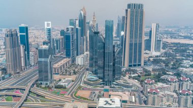 Modern gökdelenler timelapse ile Dubai Uluslararası Finans Merkezi ilçe. Cadde ve kavşak trafiği ile Downtown havadan görünümü