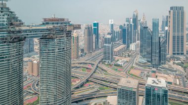 Modern gökdelenler timelapse ile Dubai Uluslararası Finans Merkezi ilçe. Cadde ve şantiye trafiği ile Downtown havadan görünümü