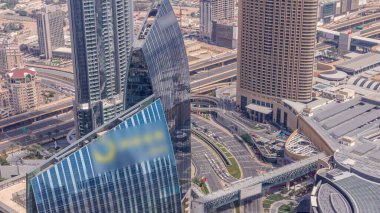 Dubai şehir caddesi yoğun trafik ve gölgeler hızlı hareket ile timelapse etrafında gökdelenler. Alışveriş merkezi havadan manzaralı modern yol ve kentsel binalar. Şeyh Muhammed bin Reşid Blvd