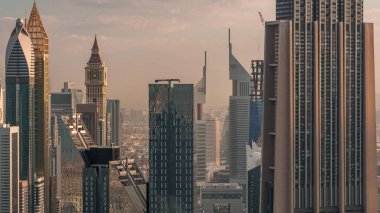 Dubai Uluslararası Finans Merkezi semt ışıklı modern gökdelenler sabah timelapse ile. Sıcak ışık ile gün doğumu sırasında sokaklarda trafik ile Downtown havadan görünümü