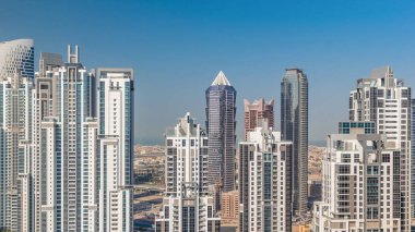 Business Bay, Dubai, Uae 'de birçok kulesi bulunan modern konut ve ofis binası. Mavi gökyüzü ve yollardaki trafik