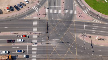 Dubai Ticaret Koyu zaman diliminde bir kavşakta hava üstü şehir trafiği. Yukarıdan kavşak, otomobil trafiği ve park yeri