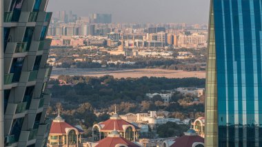 Tipik eski ve modern binaların zaman ayarlı olduğu Deira ve Dubai derelerinin hava manzarası. Yollarda trafik vardı. Gün batımından önce gökdelenlerin arasına bak. Dubai, Birleşik Arap Emirlikleri