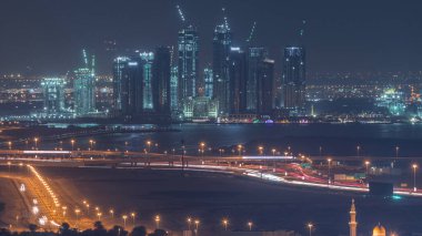 Dubai Creek Limanı 'nda, aydınlık kuleleri olan yeni gökdelenler inşa ediliyor. Dubai - Uae. Şehir merkezinden Dubai 'nin en iyi manzarası.