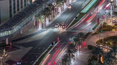 Dubai, Dubai şehir merkezi, Birleşik Arap Emirlikleri 'nde palmiyeli modern yürüyüş yolu ve trafikte birçok ulaşım aracının kesiştiği hava manzarası.