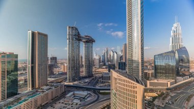 Dubai 'de yoğun yolları olan yeni kulelerin ve yüksek binaların havadan görüntüsü. Şehir merkezinden, Dubai, Birleşik Arap Emirlikleri' nde trafik var.