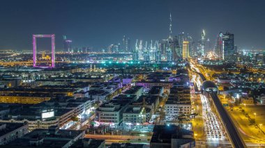 Güzel şehir merkezi ışıkları ve Şeyh Zayed yol trafik gece timelapse ile Dubai silueti. Zabeel semtinden ışıklı kuleler ve gökdelenler havadan görünüm. Dubai, Birleşik Arap Emirlikleri