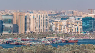 Deira ve Dubai deresinin hava manzarası tipik eski ve modern binalar zaman ayarlı. Geleneksel tekne ve dhows. Gökdelen çatısından bak. Dubai, Birleşik Arap Emirlikleri
