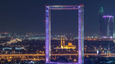 Zabeel Mescidi ile Dubai Çerçeve gece zaman atlamalı aydınlatılmış. Yukarıdan havadan görünüm. Çerçeve Zabeel Park mimari bir dönüm noktası.