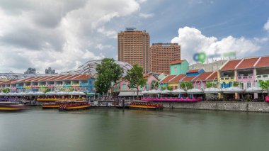 Clarke Quay Limanı 'na yanaşan turist tekneleri renkli evlerle hızlandırılmış zaman atlamaları yaşıyor. Clarke Rıhtımı Singapur 'da Singapur Nehri Planlama Bölgesi içinde tarihi bir nehir kenarı rıhtımıdır..