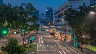 Singapur 'daki tarihi bina olan Old Hill Caddesi Polis Karakolu' nun yol trafiği günden güne değişmekte. Renkli pencereli neoklasik stil bina. Arkaplanda gökdelenler