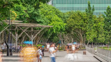 Parkların yanında ağaçlarla ve banklarla marina koyunun dışında Singapur gökdelenlerinin ufuk çizgisi zaman çizelgesiyle yürüyün. Alışveriş merkezinden görüntü