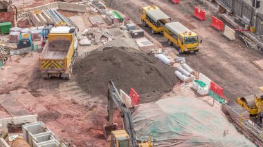 Şehir zaman diliminde büyük bir inşaat sahası, iş yerinde ağır araç, kazıcı ve buldozer, Singapur 'da büyük çaplı inşaat çalışmaları.