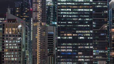 Singapur şehir merkezinin modern mimarisi ve aydınlatılmış gökdelenler gece zaman çizelgesi, Çin Mahallesi 'nin yukarıdan görünüşü, kulelerde parlayan pencereler.